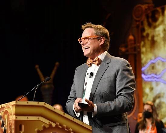 Andrew Davis receiving the Content Marketing Hero Award