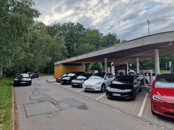 Nabíjecí stanice Tesla supercharger foto 5