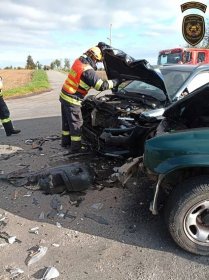 Nehoda uzavřela silnici směrem na Rataje. Při střetu dvou aut se zranil řidič