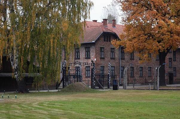 Arbeit macht frei - práce osvobozuje. Práce však ve skutečnosti byla jedním ze způsobů vyhlazování. Touto branou denně procházeli vězňové, z práce zpět vlekli ty, kteří nepřežili.
