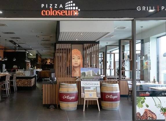Restaurace Pizza Coloseum Fontána foto 5