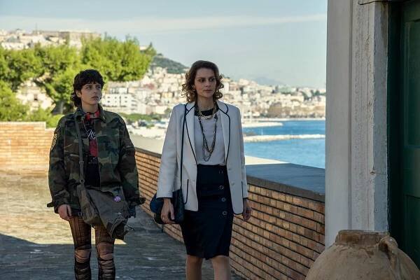 Oblíbená spisovatelka Elena Ferrante na Netflixu odhaluje skutečnou tvář Neapole v devadesátkách - Netflixer