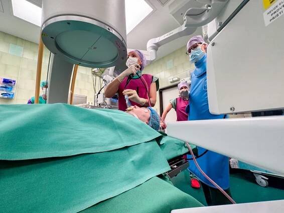 Světově unikátní zákrok v Motole: Ženě (26) s cystickou fibrózou potřetí transplantovali plíci!