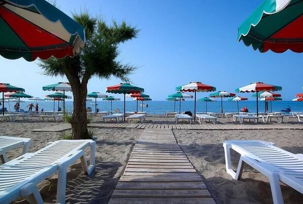 KM TRAVEL, Řecko, Rhodos, Sun Beach Lindos, písečná pláž u hotelu