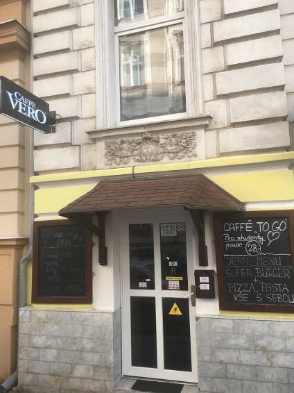 Netradiční Itálie: pizza s vlašskými ořechy, šunkou, sýrem a plněným těstem