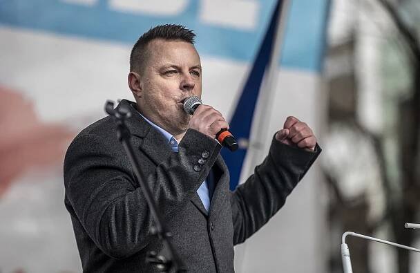 Rajchl vyzval k protestu proti vládě bez násilí a bez ruských vlajek