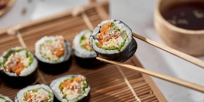 Domácí sushi je také skvělou volbou a místo syrové ryby můžete použít vaječnou omeletu a tuňáka z konzervy.