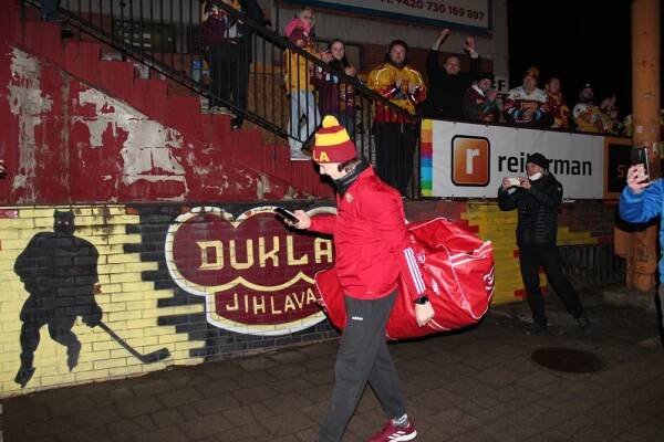 Fanoušci vítali jihlavské hokejisty. Děkujeme, ale shlukováním si můžete zadělat na problémy, vzkazuje klub