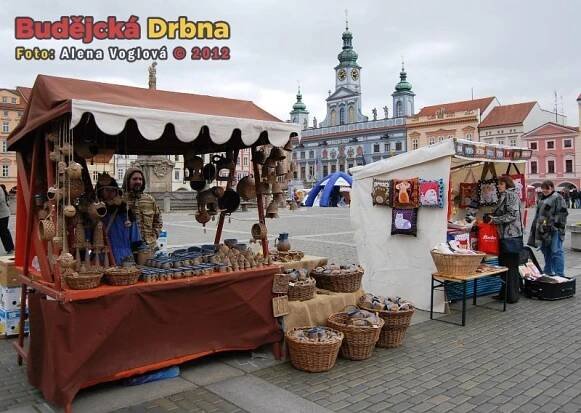 Budějcké Jarní trhy letos neměly na růžích ustláno