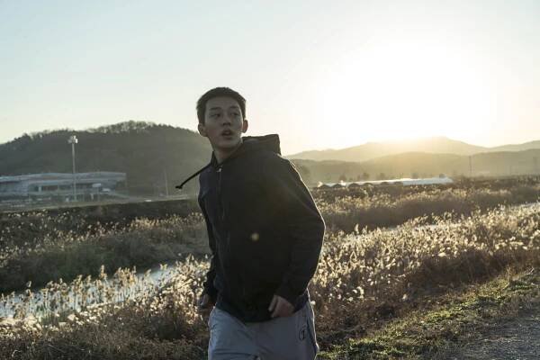 ‘Burning’ Star Yoo Ah-in Attacked After Court Appearance