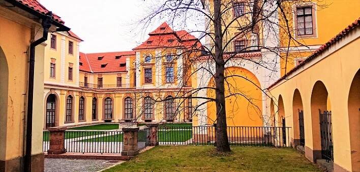 Bývalá budova Konventu zbraslavského kláštera dnes slouží jako zámek, který se vrátil Bartoňům z Dobenína