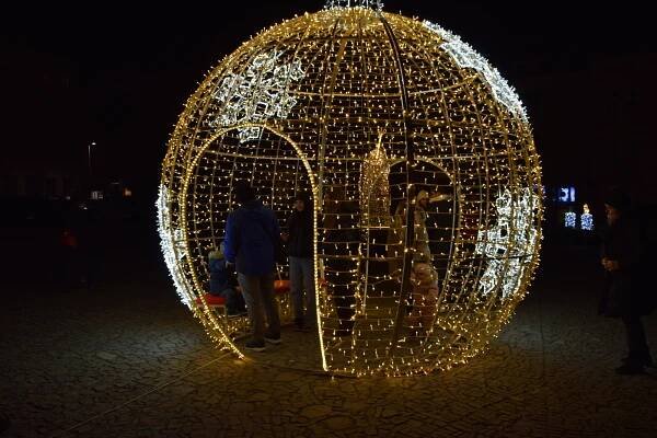 Advent ve Znojmě zahájil Josef Vágner a Libohlásek. Svítí strom i nová výzdoba