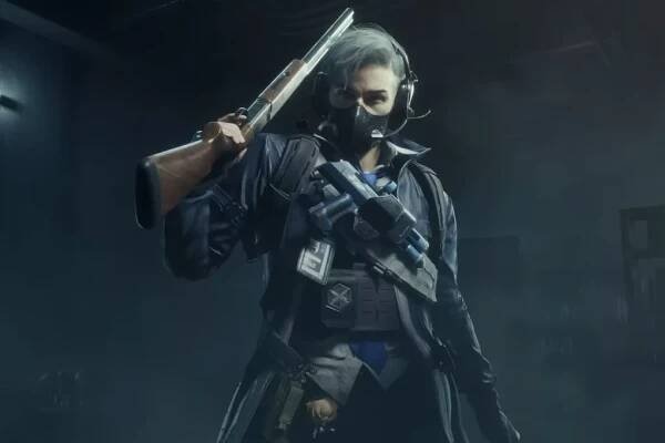 A Delta Force Operator holds a shotgun over her shoulder in Delta Force.