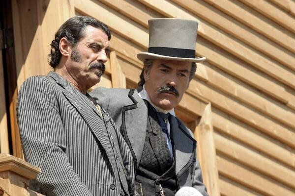 Deadwood - Jack McCall a jeho soud - Z filmu - Ian McShane, Powers Boothe