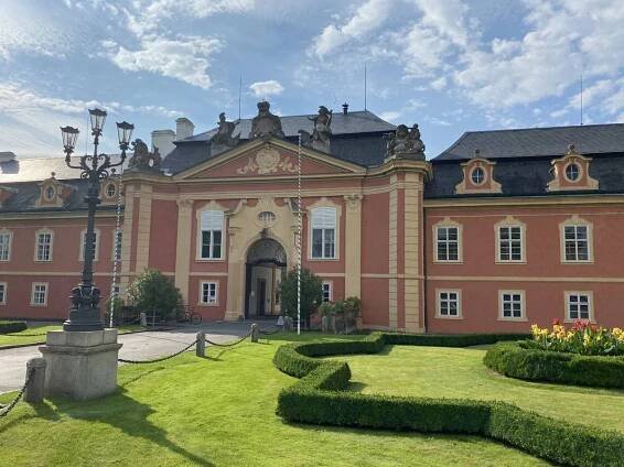 Pamětní deska byla v zahradě u zámku v Dobříši.