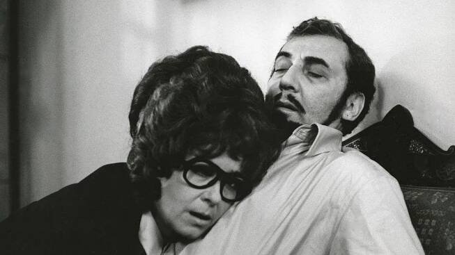 Miloš Kopecký (73) jako vyléčený proutník Alfons Karásek. Ve skutečnosti proháněl sukně ve velkém a byl možná i pětkrát ženatý