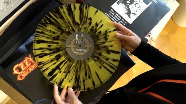 Boom vinylových desek: Takto se vyrábí v továrně kousek od Prahy