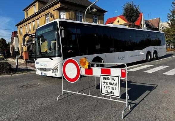 Začala uzavírka U Anči. Oprava vlakové zastávky nepustí auta na Řepčín