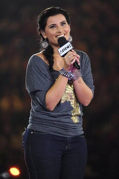 To je změna! Dříve droboučká zpěvačka Nelly Furtado pořádně přibrala, kalhoty na ní praskají ve švech
