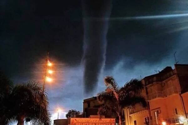 Itálií se prohnala tornáda a vodní smrště, zůstaly po nich velké škody : Meteopress | Předpověď počasí, aktuální počasí