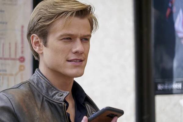 MacGyver - Benjamin Franklin + Grey Duffle - Z filmu - Lucas Till