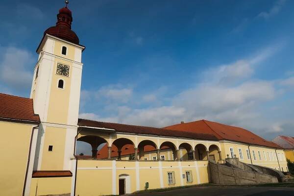 Soubor:Nové Dvory, kostel sv. Martina, zámek.jpg – Wikipedie