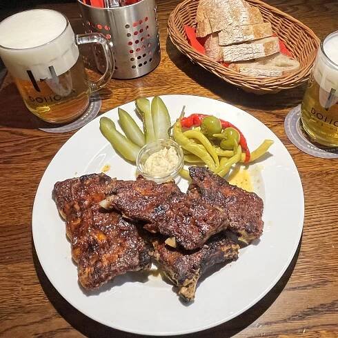 Degustační set 3 piv i vepřová žebra nebo koleno s pivem pro 2 osoby