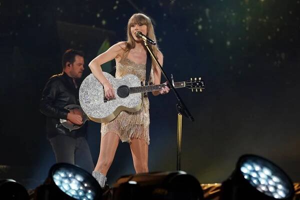 Taylor Swift Tells Travis Kelce Jet Lag Is a Choice in New Footage From Super Bowl 2024 2