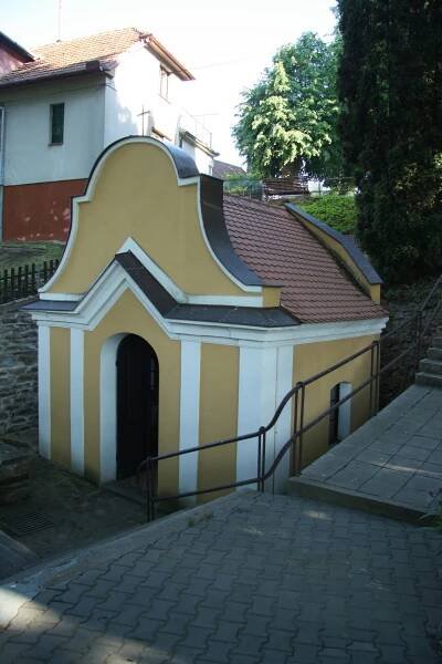 Soubor:Overview of Chapel of Virgin Mary in Dobrá Voda, Mladoňovice, Třebíč District.JPG