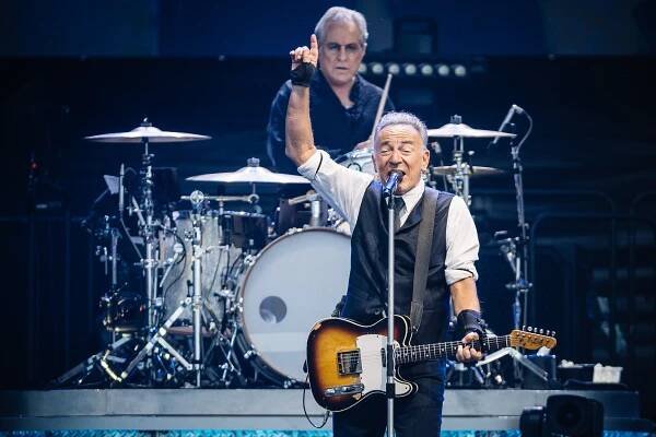 Recenze: Bruce Springsteen přivolal déšť a kritizoval Trumpa