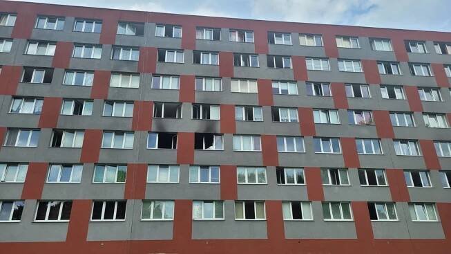 Požár v Ostravě-Jihu. Hasiči z hořícího bytu zachránili ženu, další vyvedli
