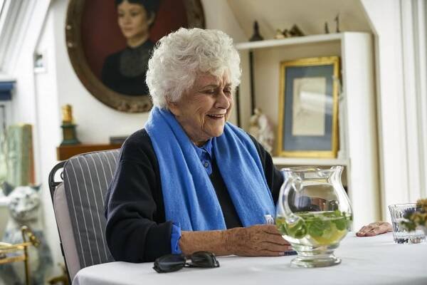Joan Plowright - Nothing Like a Dame - Z filmu