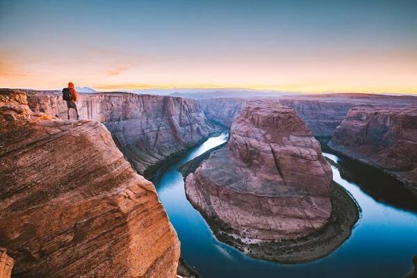 turista s výhledem na horseshoe bend při západu slunce, arizona, usa - národní park grand canyon - stock snímky, obrázky a fotky