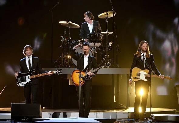 Maroon 5 crash weddings in video for ‘Sugar’