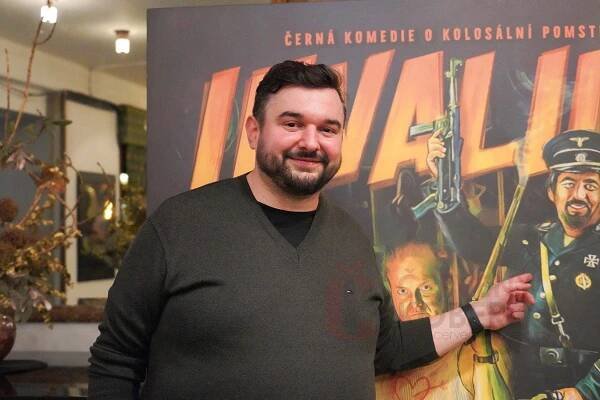 Slavnostní premiéra komedie Invalida. V delegaci nechyběli Gregor Hološka, Zdeněk Godla či Majk Spirit | Červenýkoberec.cz