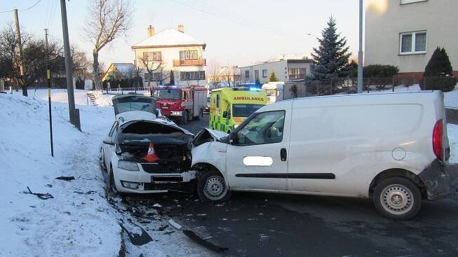 V Fryštáku zasahovali hasiči u nehody dvou osobních vozidel, řidiči skončili v nemocnici