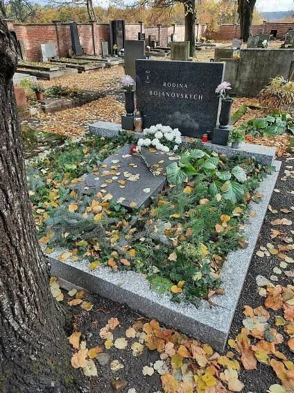 Památku významných osobností si Josef Kraus uctil položením kytičky a svíčky
