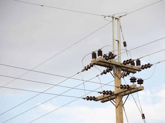 Linky vysokonapěťové distribuční sítě dopravují elektrickou energii do všech venkovských oblastí