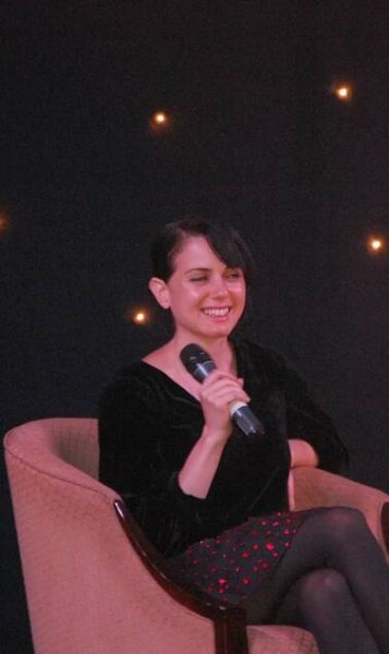 Soubor:Mia Kirshner red lighted.jpg – Wikipedie