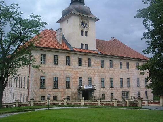 Soubor:Zámek -pohled ze předu2.jpg – Wikipedie