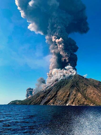 Italská sopka Stromboli začala chrlit dým a lávu, u kráteru zemřel turista