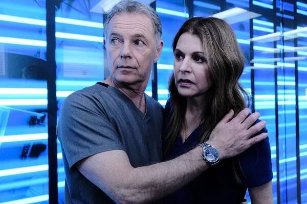 Doktoři - Všechno spálit - Z filmu - Bruce Greenwood, Jane Leeves