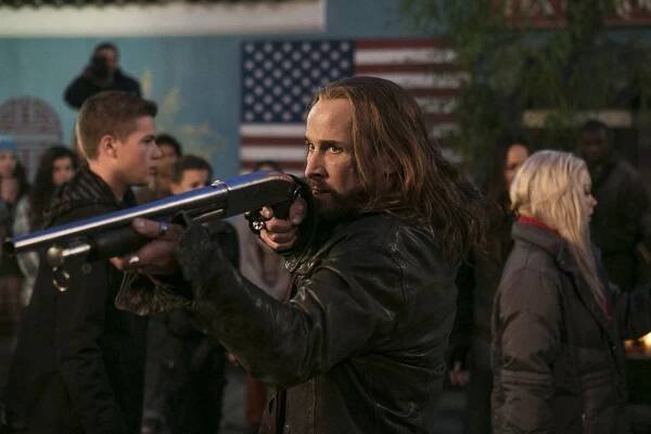 Falling-Skies-Episode-4.07-Saturday-Night-Massacre-Promotional-Photos-4-595-slogo-f219767bed89ac296c3bd157f7f6d95e.jpg