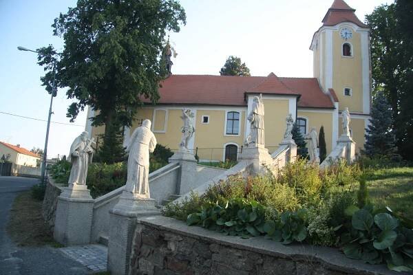 Soubor:Overview of staircase near Church of Saint John the Baptist in Rokytnice nad Rokytnou, Třebíč District.jpg