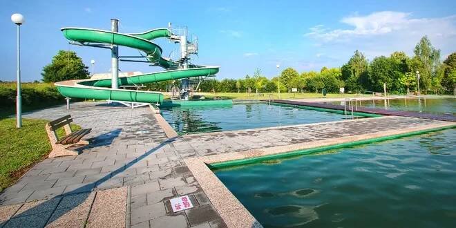 Celodenní vstupné na koupaliště: plavecký bazén, tobogán i brouzdaliště