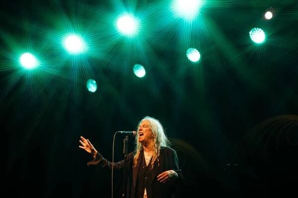 Neobyčejně krásný koncert. Patti Smith četla poezii, vzpomněla na Deppa i Krále