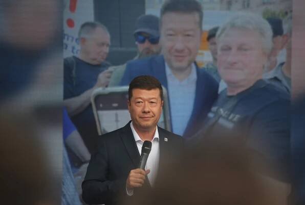 Jarmark SPD v Plzni. Pivo za 15 korun, potlesk pro Okamuru i výkřiky 'hanba'