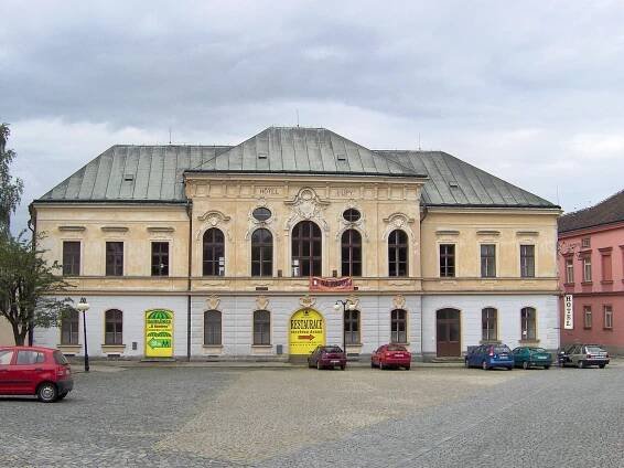 Soubor:Kamenice nad Lipou, nám. Československé armády, hotel U Lípy.jpg