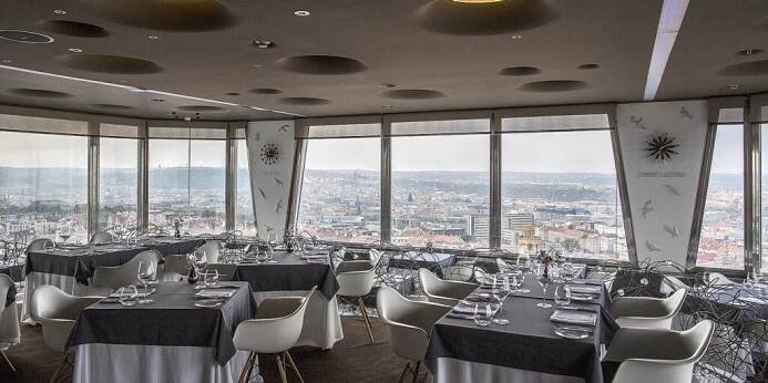 Restaurace Oblaca na Žižkovské věži – výhled na Prahu