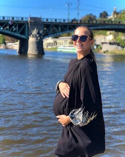 Petra Vojtková se už pořádně zakulatila: Pod volnými šaty už má pěkné bříško, které nezakryje